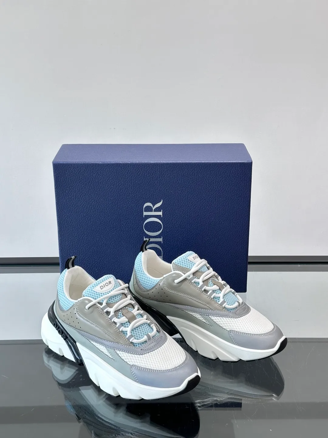 Men's shoes 💰p520 "Dior" B22 retro jogging shoes, inspired by classic jogging shoes, low-top thick sole design, cow leather + mesh fabric splicing, perfect texture and breathable. The black and white engraved rubber sole has great grip and comfort, and is OK for daily wear or sports! There is an embossed "CD" logo on the side of the shoe, which is low-key and recognizable. Rich colors, black and white, gray and blue, etc., versatile and fashionable, loved by European and American hip-hop circles and bloggers, a must-have for trendy wear size: 39-44 (customized at 45.46)
